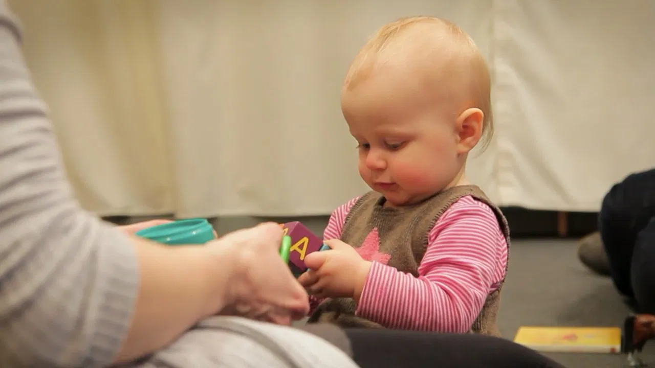 Entre toi et moi, l'empathie backdrop