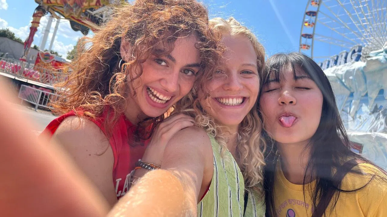 Mädchen Mädchen! backdrop