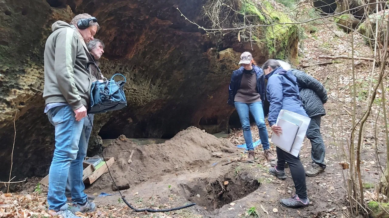 Eduard Štorch, The Mammoth Hunter backdrop