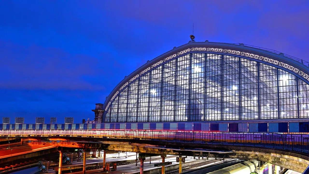 Gares de France : Constructions monumentales backdrop