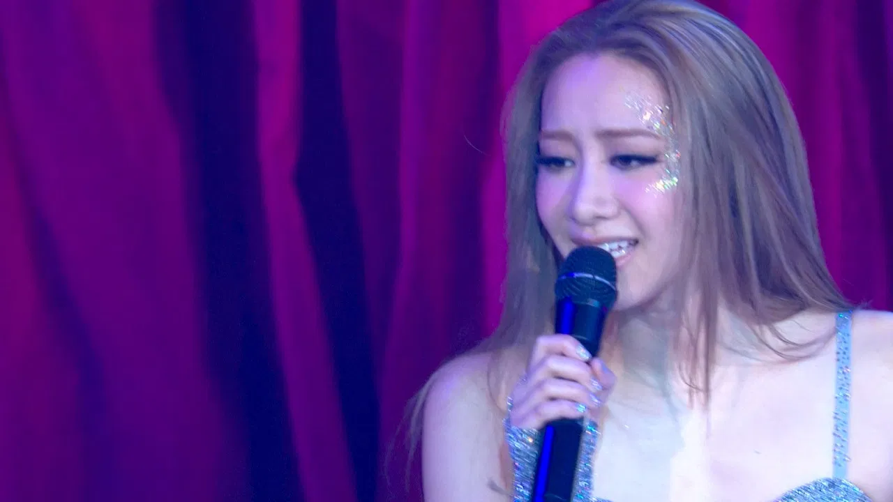 吴雨霏2013红馆演唱会 backdrop