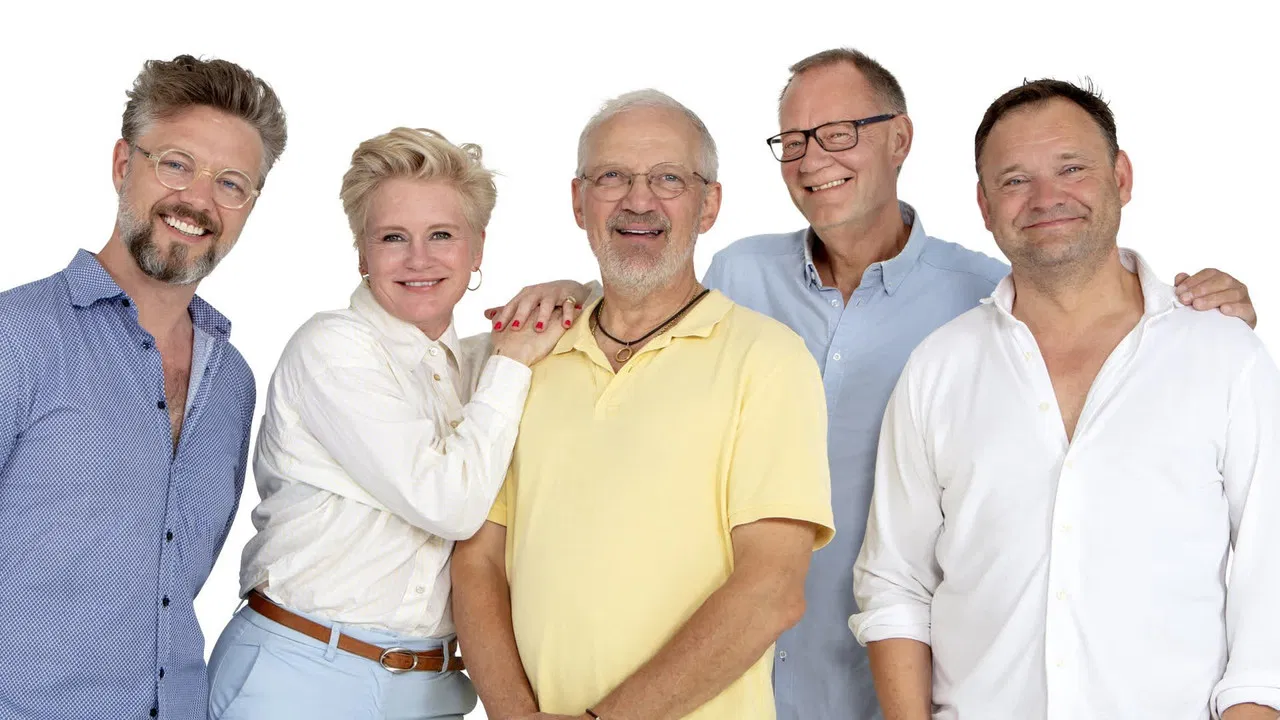 Hjørring Revyen 2021 - Stærkt hold i underholdende revy backdrop