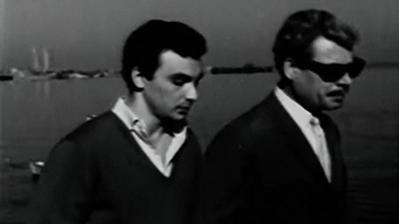 Artık Düşman Değiliz backdrop