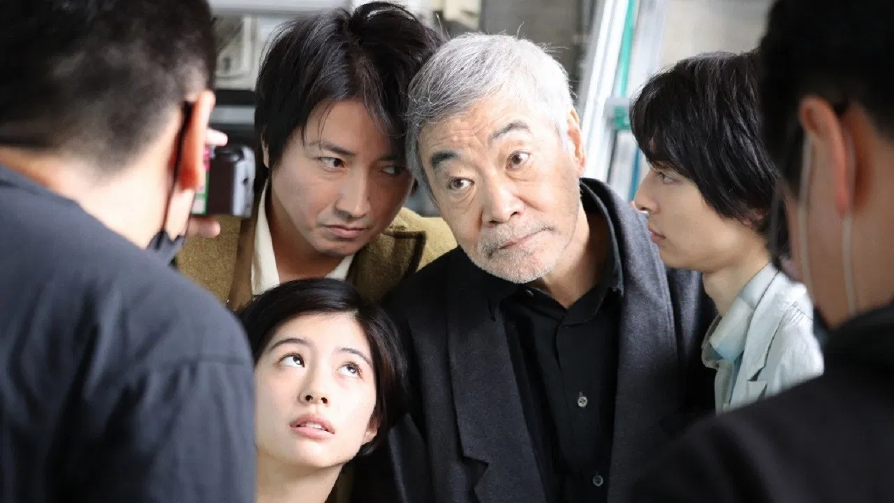 てにあまる backdrop