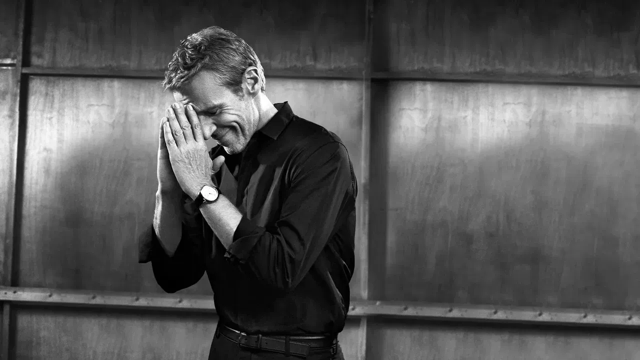 Wilson chante Montand backdrop