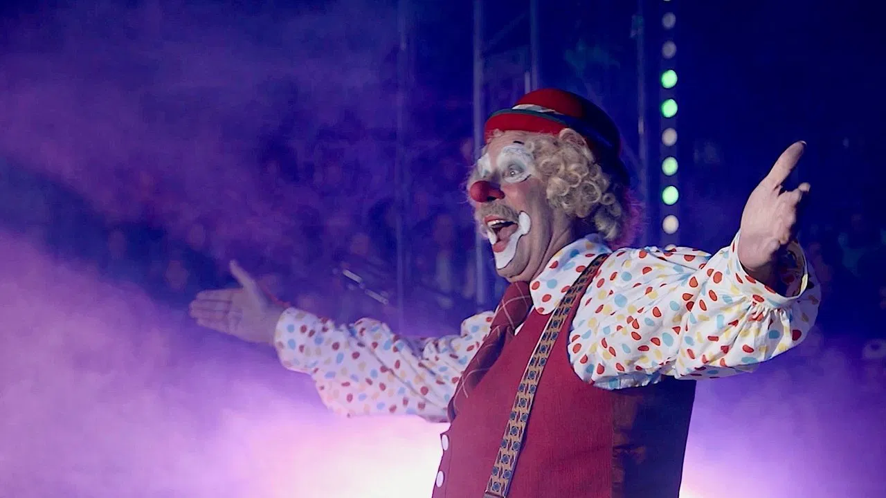 Pelle Hermanni ja Hypnotisoija backdrop