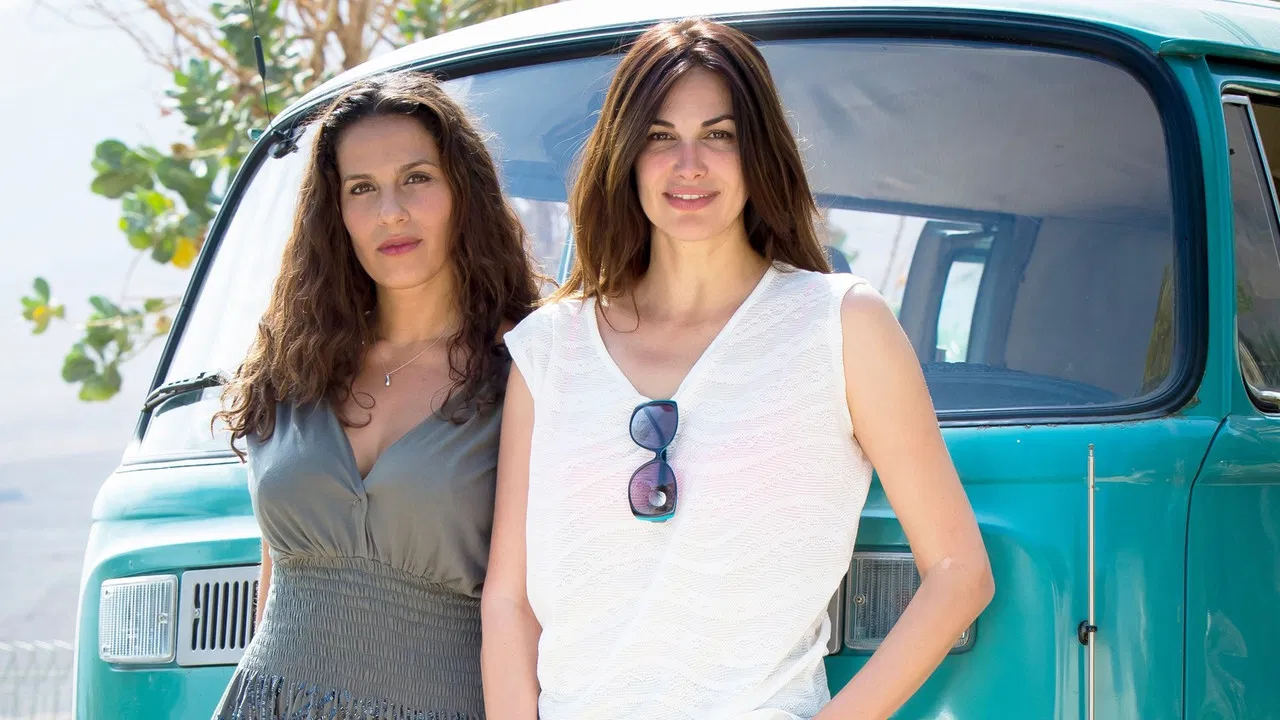 Trois mariages et un coup de foudre backdrop