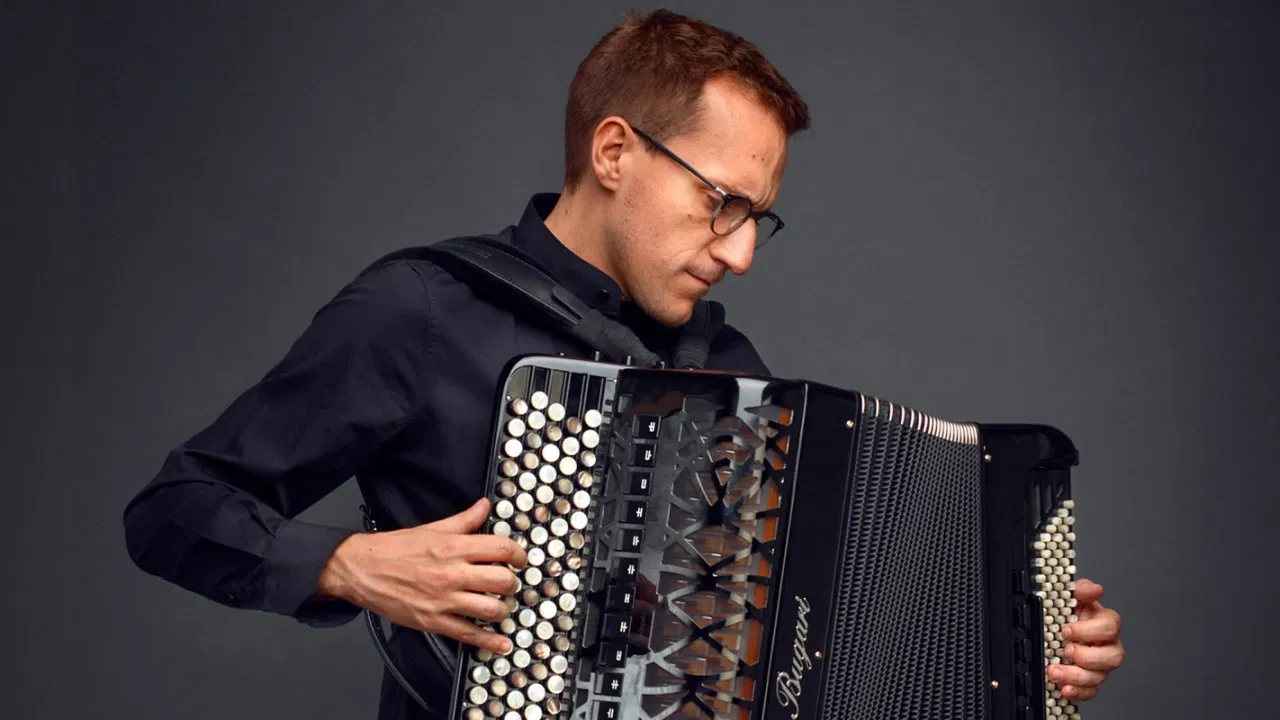 Félicien Brut - J’ai deux amours backdrop