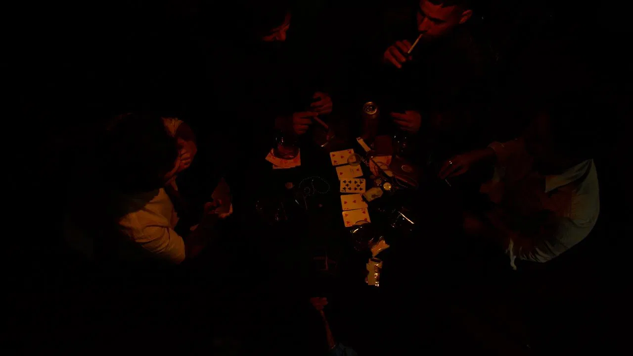 Hecha la apuesta, hecha la trampa backdrop