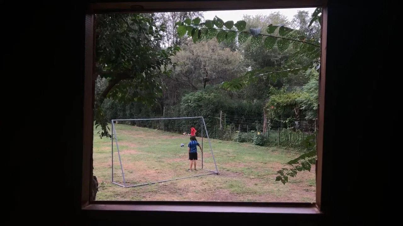 Mis hermanos juegan al futbol backdrop