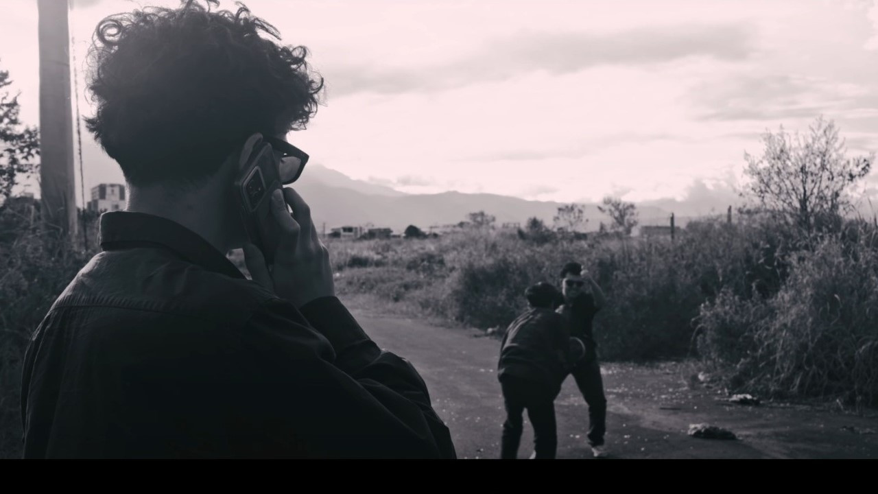 Los Inútiles backdrop