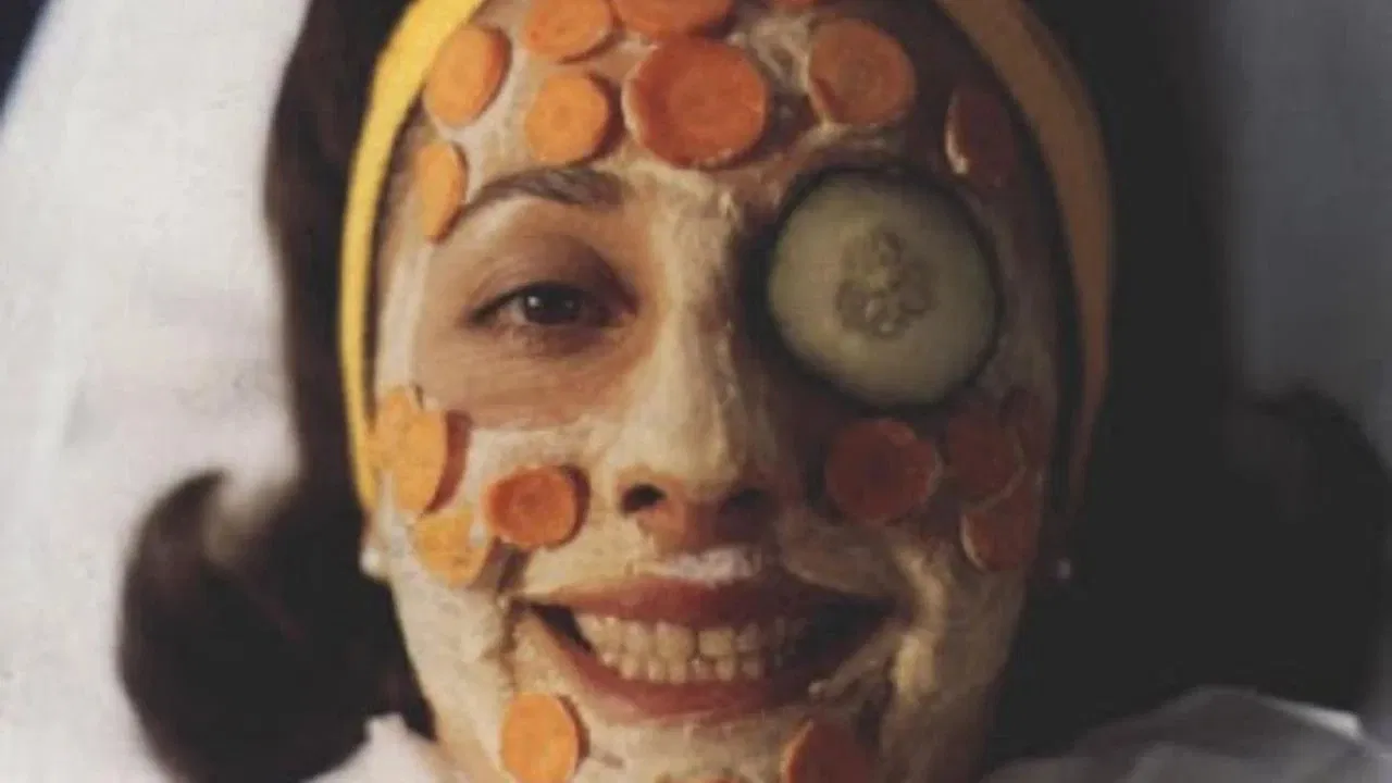 La bruttina stagionata backdrop