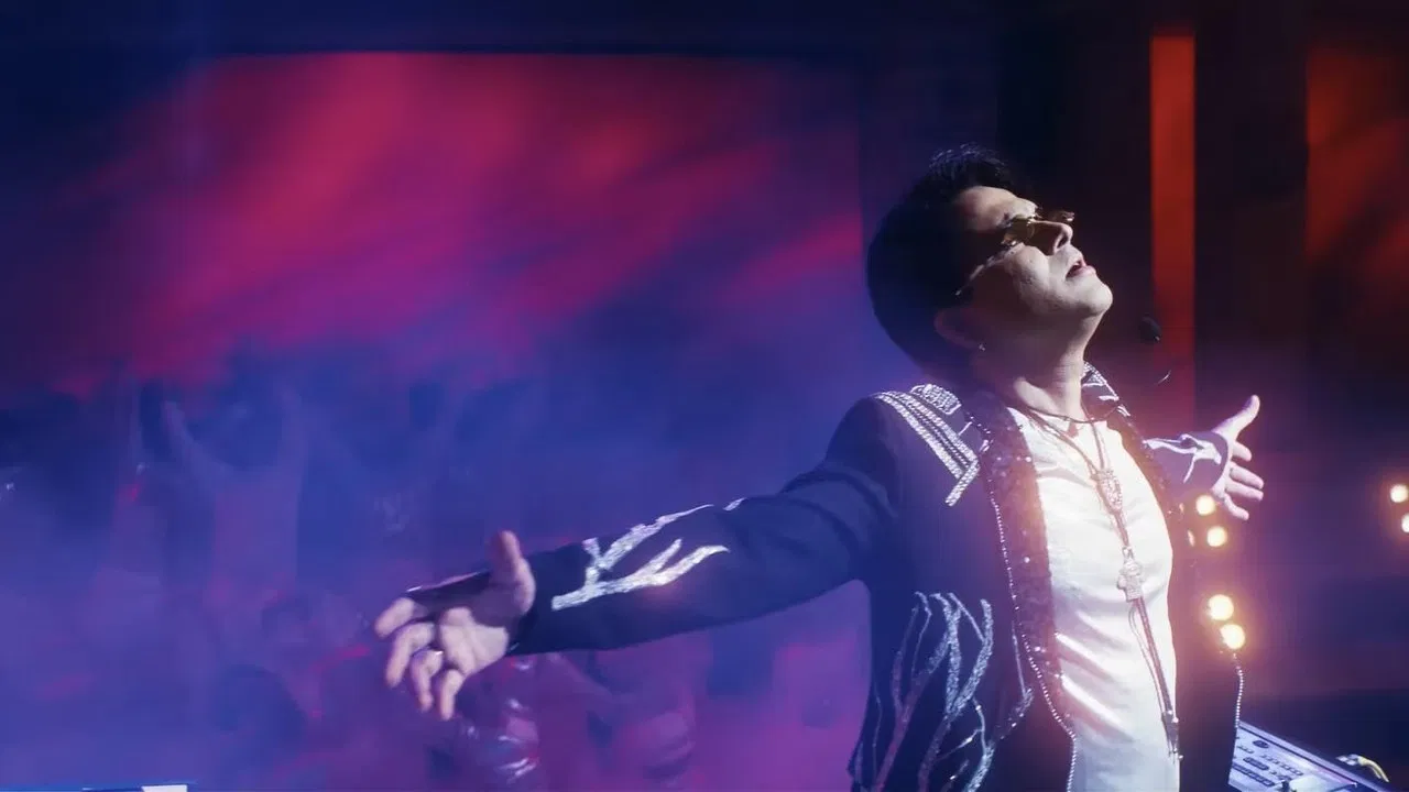 Roi Roi Binale backdrop