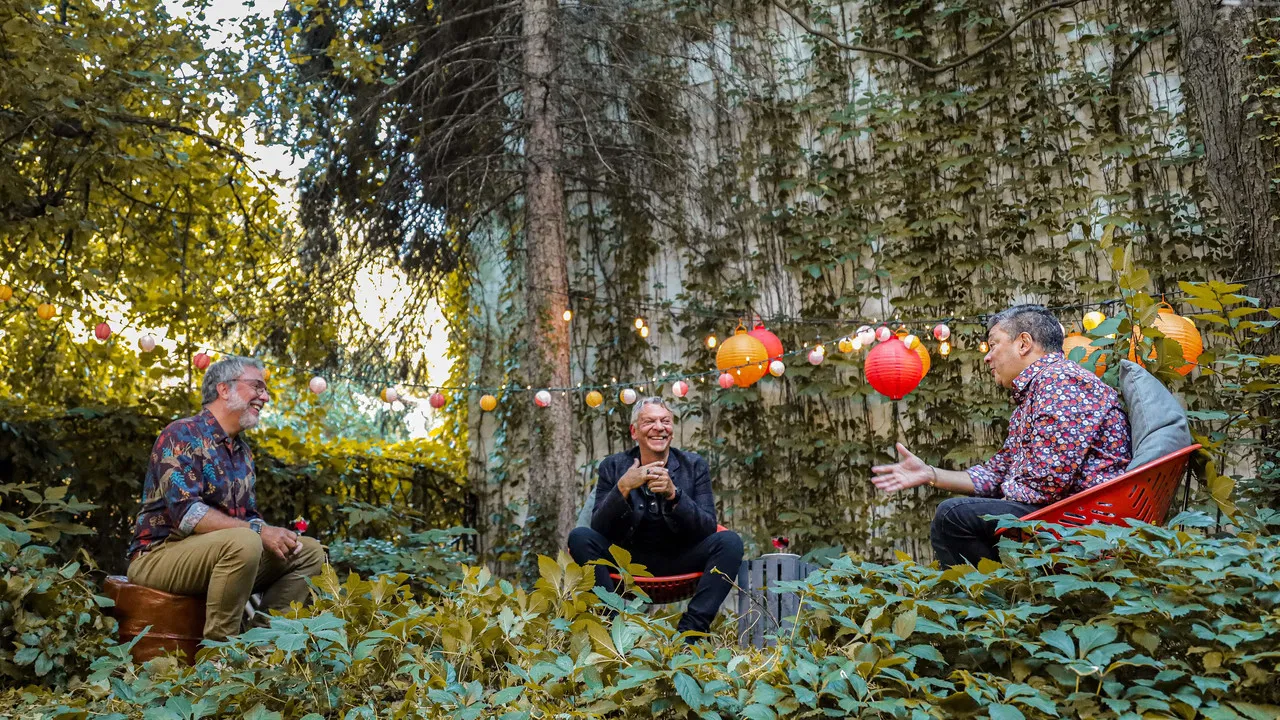 Curieuse rentrée backdrop
