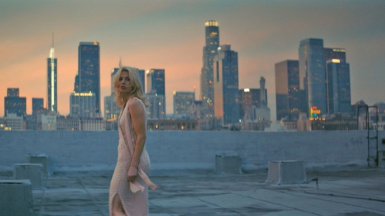 A Song of an Unknown Actress backdrop