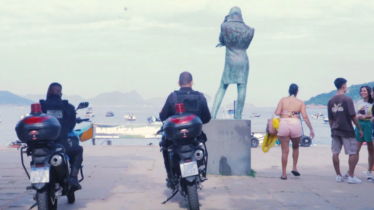 Pânico na Praia Vermelha backdrop