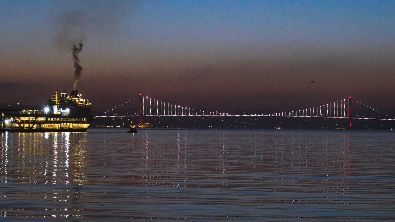 Ses: İstanbul backdrop