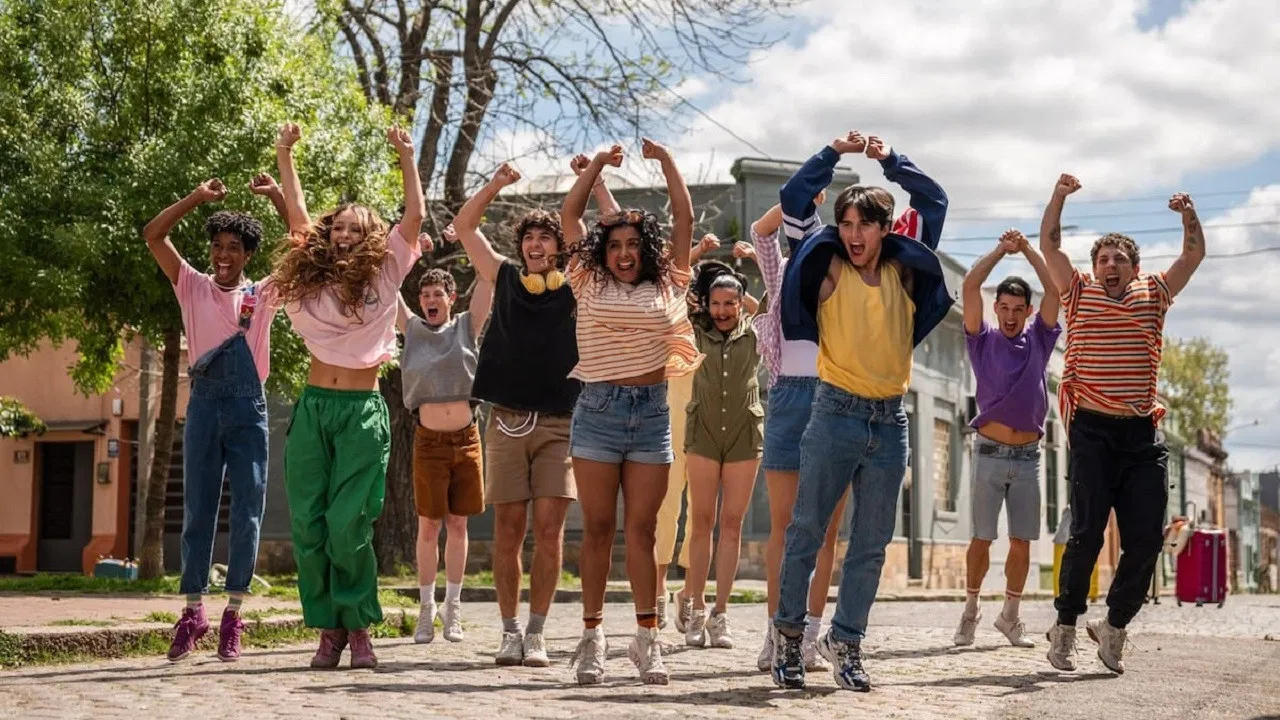 Locos de Amor, Mi Primer Amor backdrop