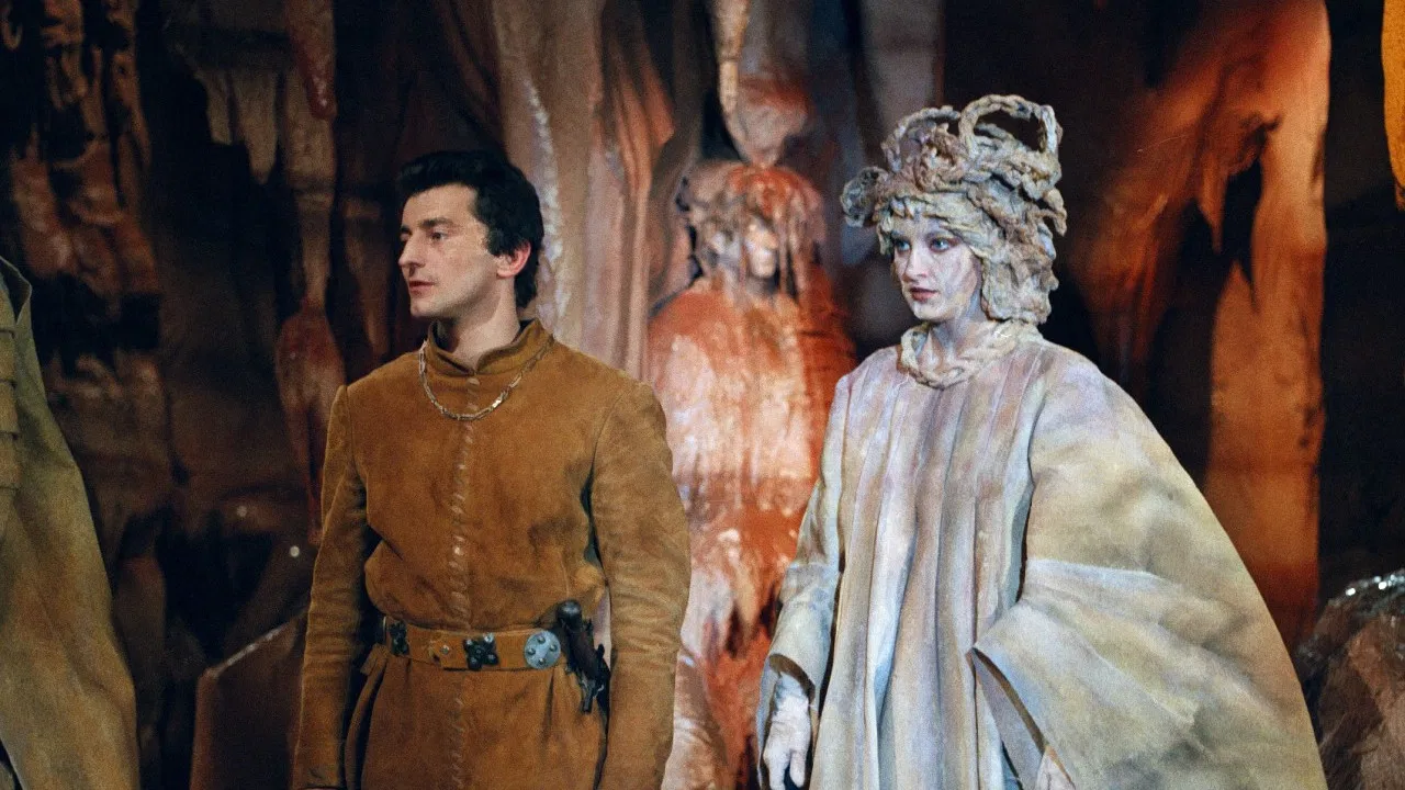 Víla z jeskyně zla backdrop