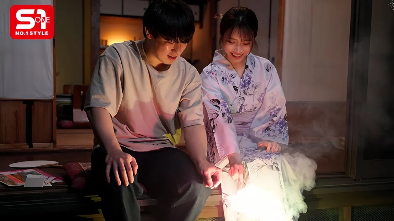 8月26日 花火大会の夜 ずっと両片想いだった僕らは結ばれ 十数年分の’好き’をぶつけ合うように身体を貪り合った 河北彩伽 backdrop