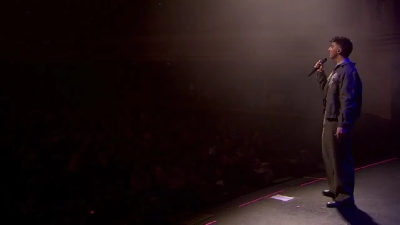 Juanjo Bona: Tan Mayor y Tan Niño backdrop