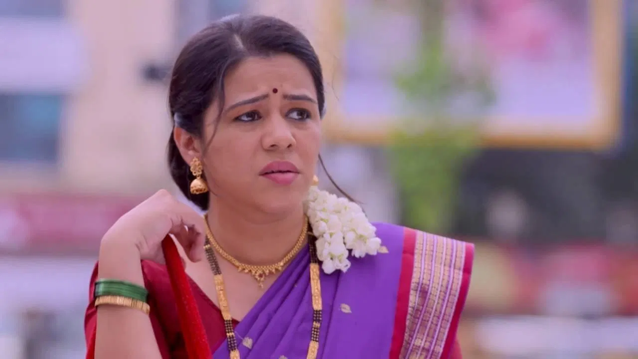 Majhya Navaryachi Bayko backdrop