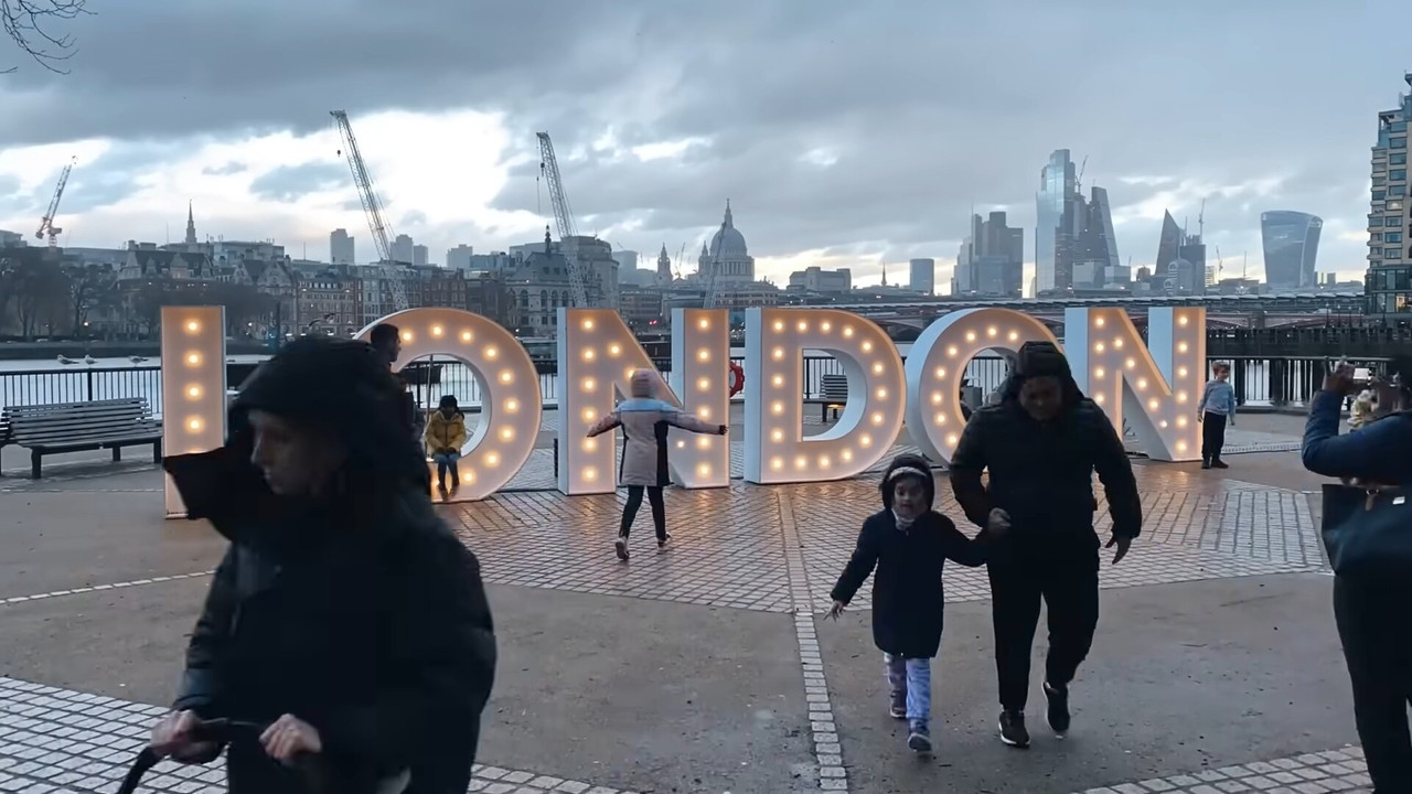 Analizando Humanos en Londres backdrop