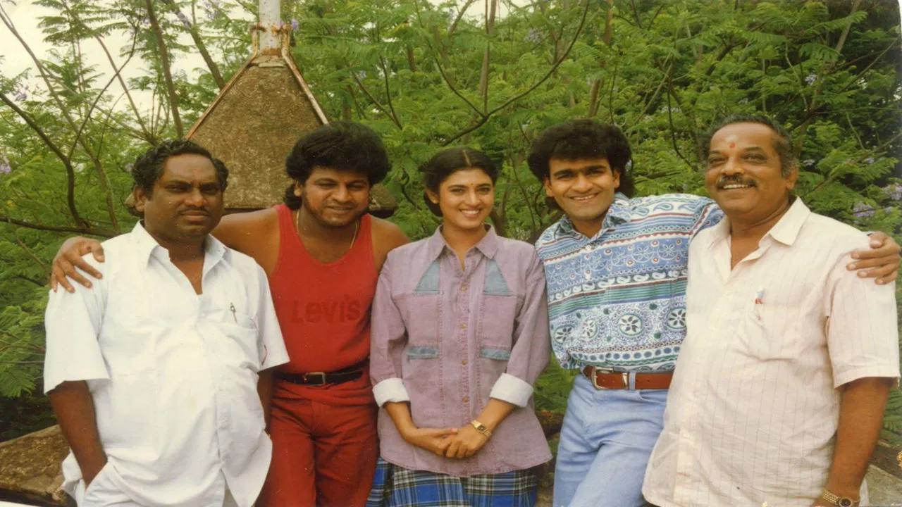 Ibbara Naduve Muddina Aata backdrop