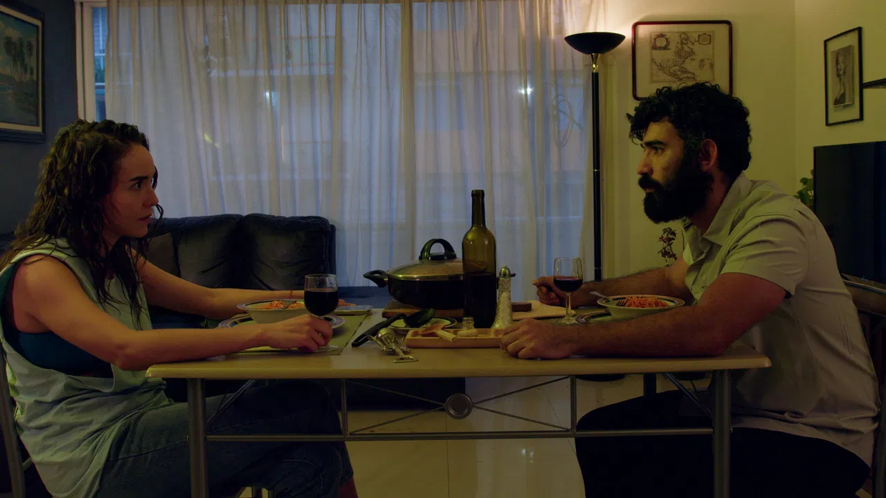 Emma Volvió backdrop