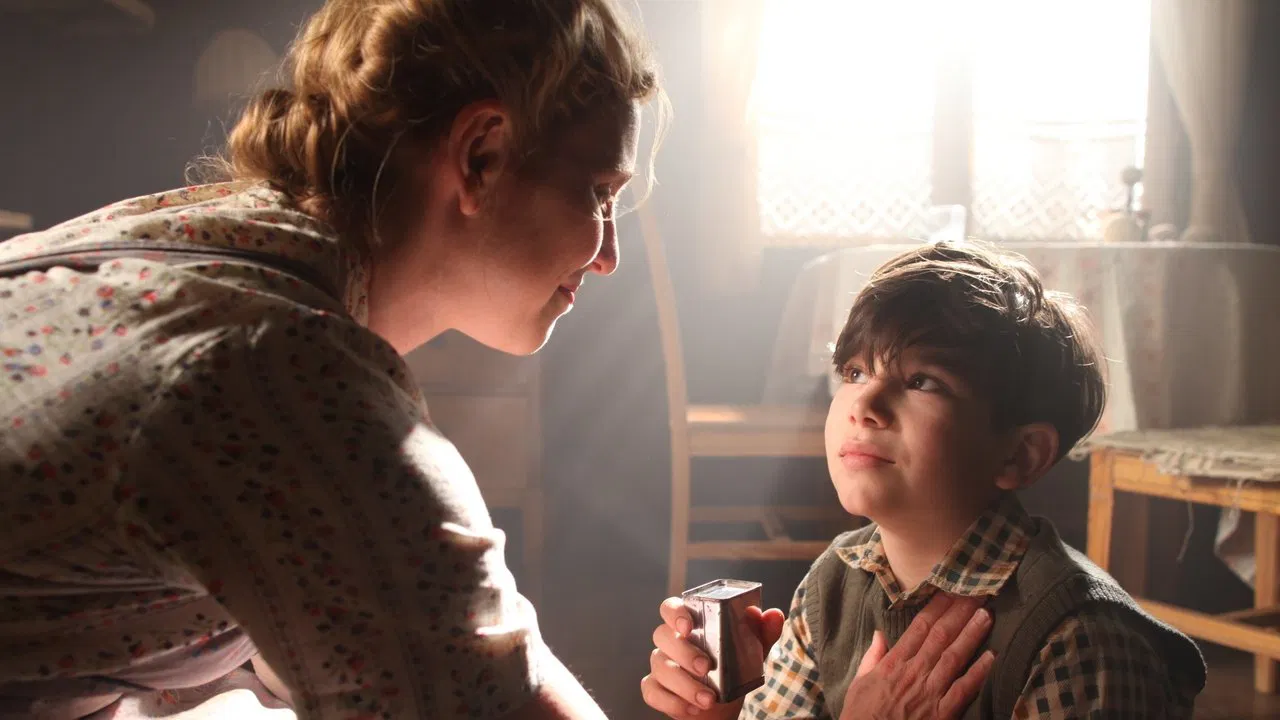 Simon & the Oaks backdrop