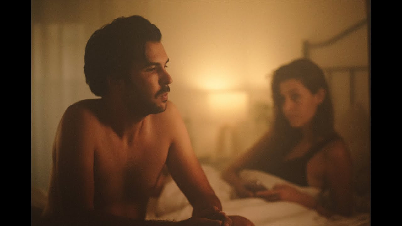 Muy íntimo backdrop