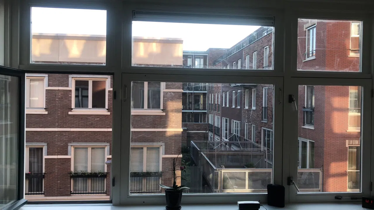 Par ma fenêtre backdrop