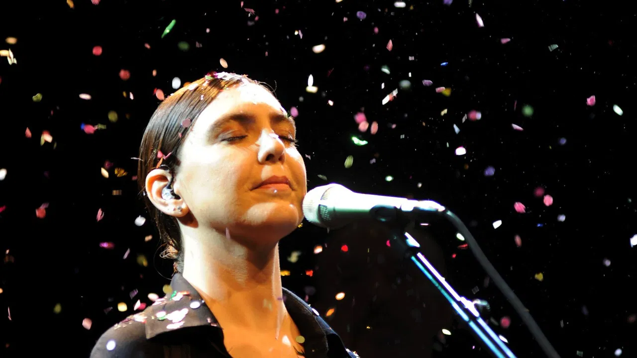 Multishow Ao Vivo: Micróbio Vivo backdrop