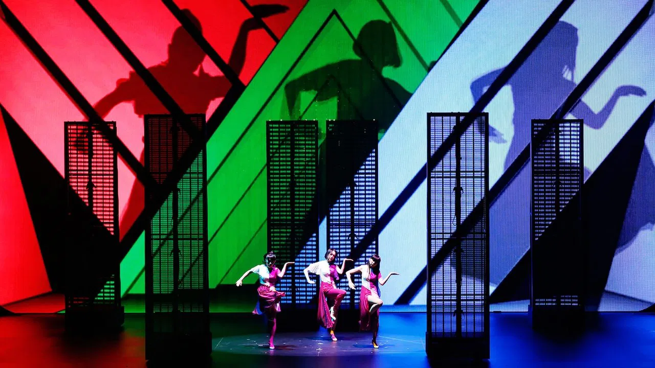 Reframe THEATER EXPERIENCE with you backdrop