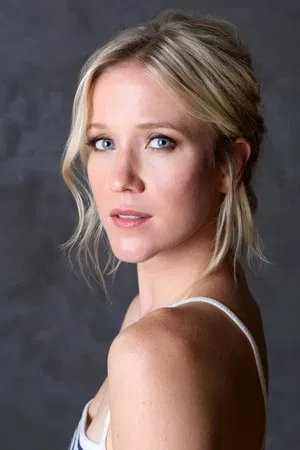 Jessy Schram photo
