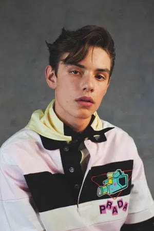 Louis Partridge photo