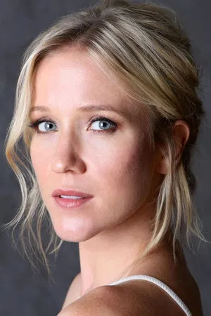 Jessy Schram photo