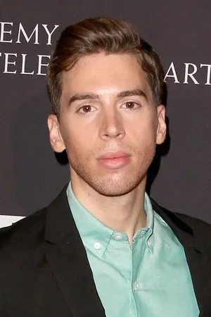 Jordan Gavaris photo