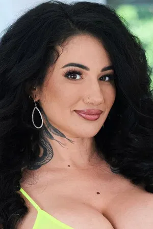 Arabelle Raphael photo