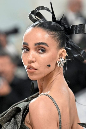 FKA twigs photo