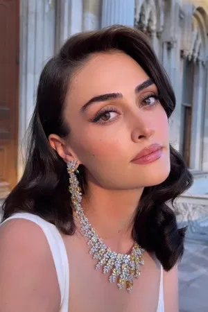 Esra Bilgiç photo