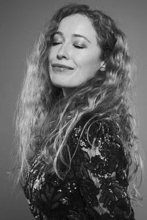 Victoria Yeates photo