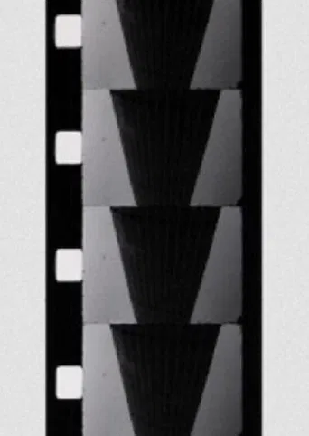 Chutes de trois gouttes de mezcal dans une coupe de champagne poster