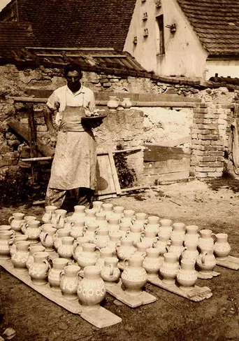 Ruce, kruh a hlína poster