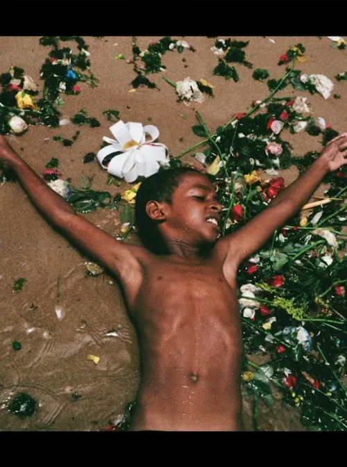 “Às vezes os olhos brilham a ponto de marejar.” poster