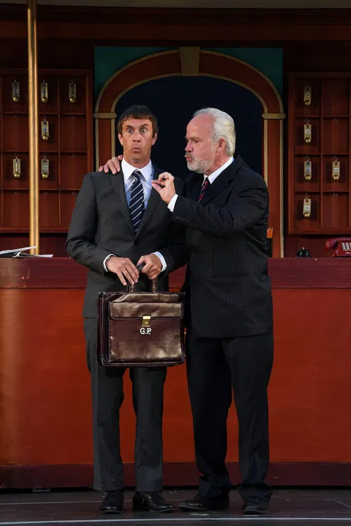 Hotelliggaren poster