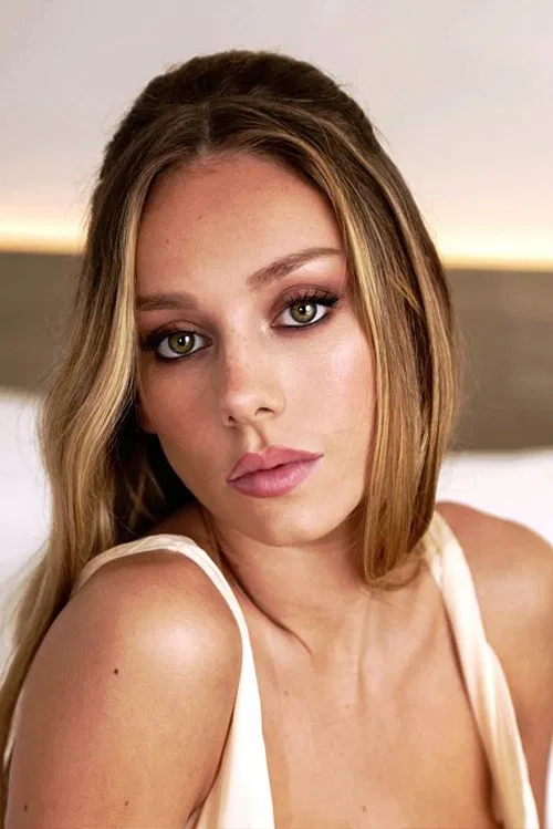 Ester Expósito profile