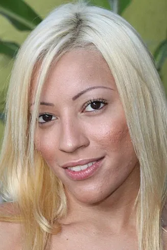 Aline Santos profile