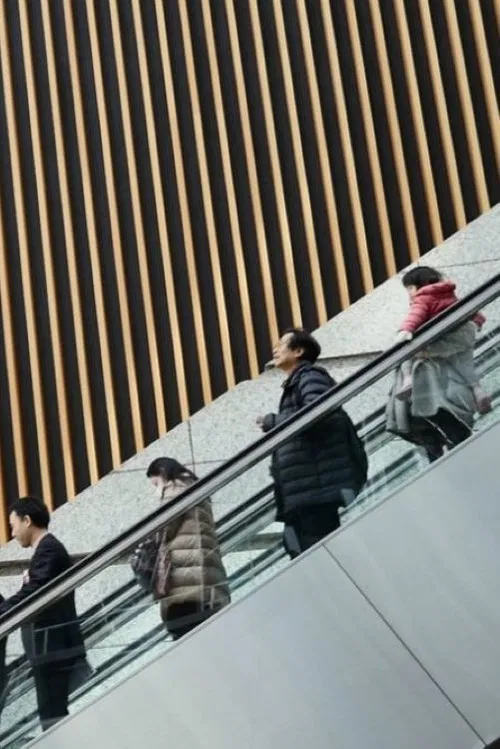 Una società di servizi poster