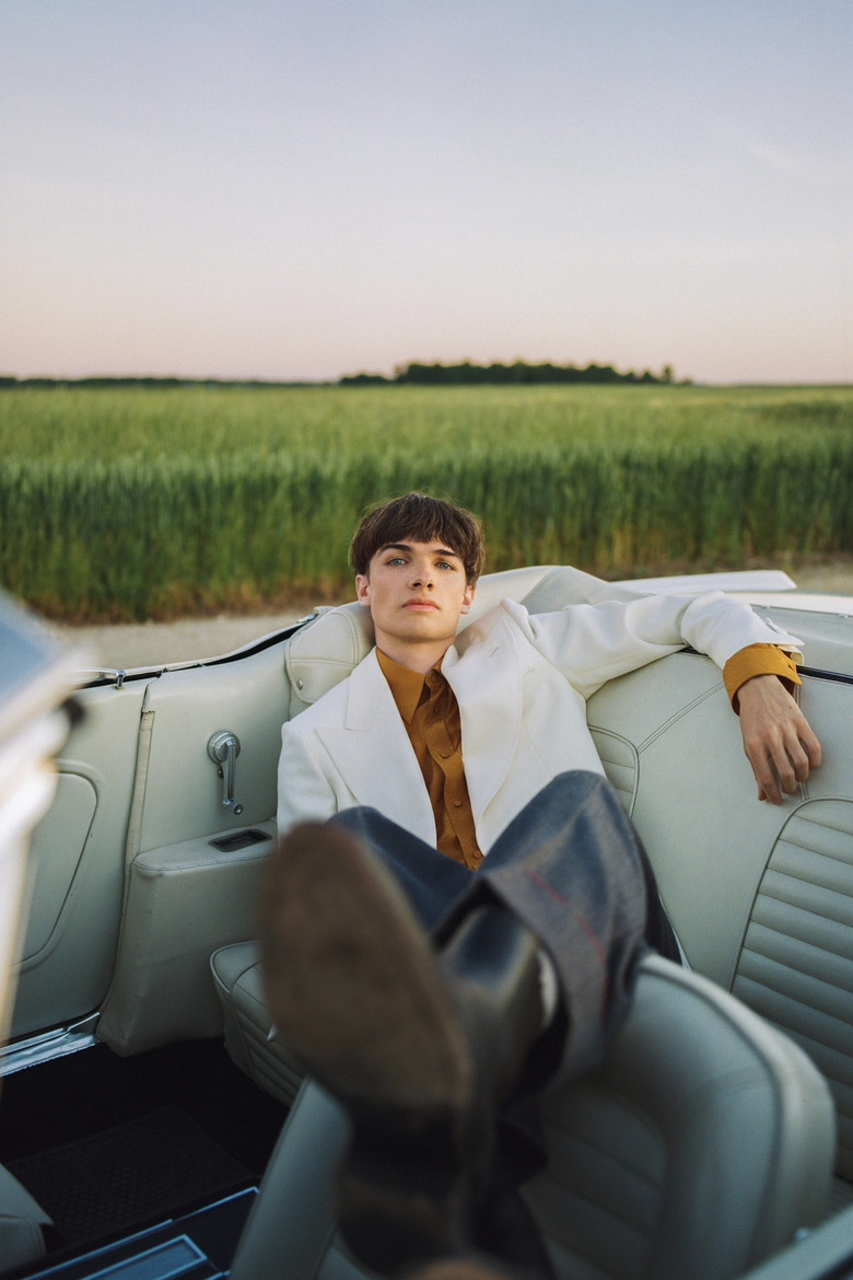 Pierre de Maere: Menteur poster background